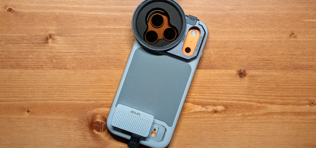 【レビュー】日常に溶け込むシネマ装備。TILTA Khronos Lite iPhoneケースが「最適解」だった理由