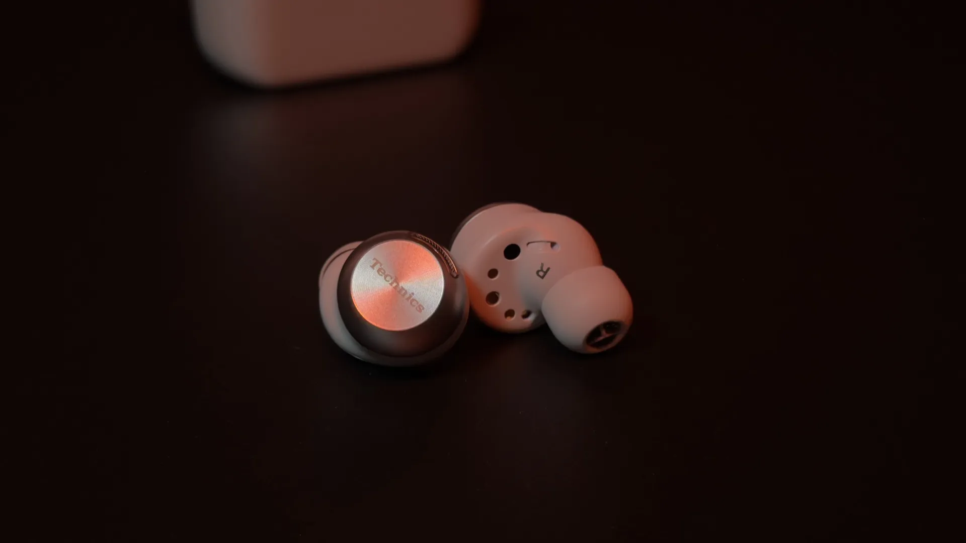 technics-eah-az100-earbuds-detail-1.jpg