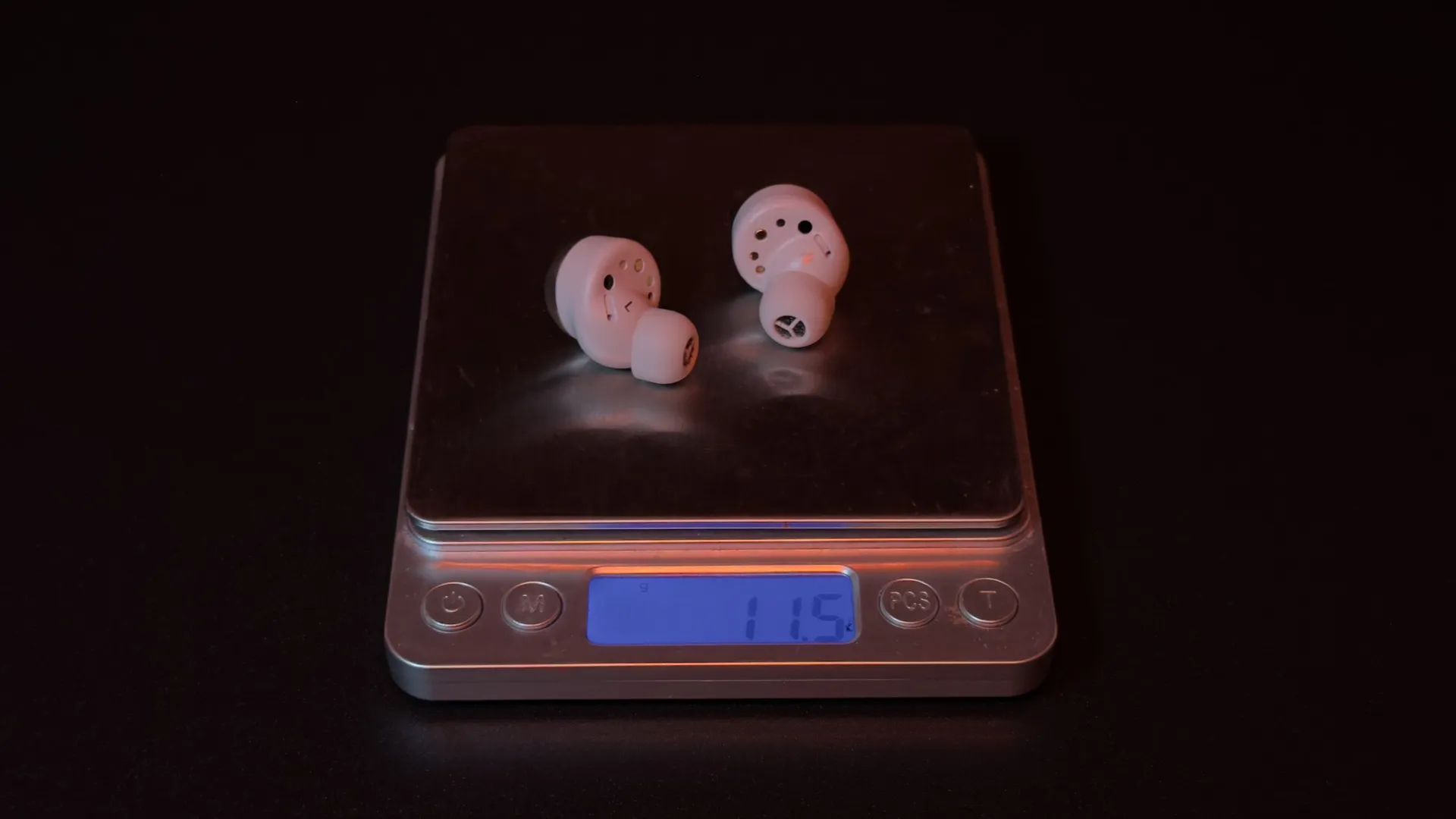 technics-eah-az100-earbuds-weight-scale-1.jpg